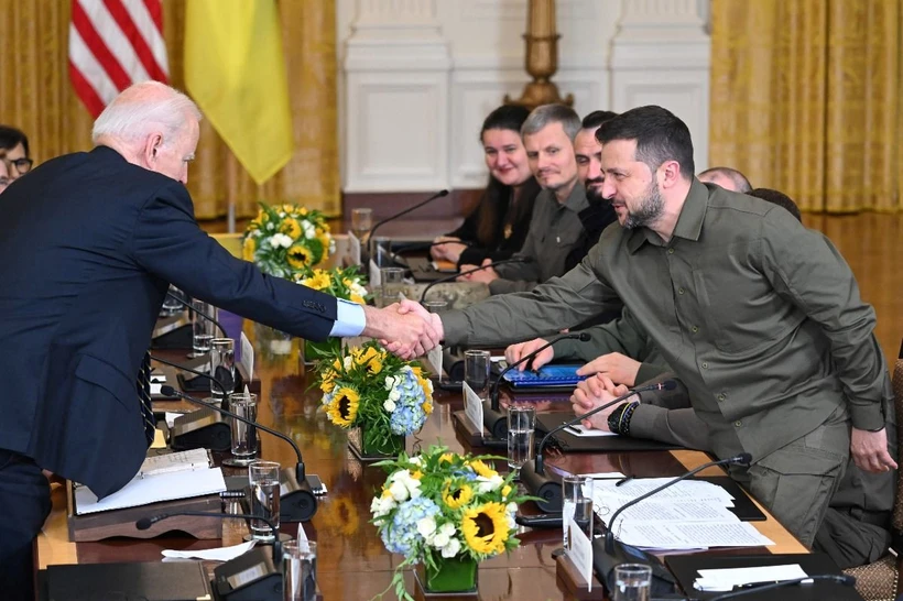 Tổng thống Ukraine Volodymyr Zelensky (phải) trong cuộc gặp Tổng thống Mỹ Joe Biden (trái) ở Washington D.C. hồi năm ngoái. (Ảnh: AFP/TTXVN)