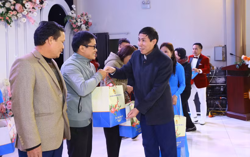 Trưởng Ban Dân vận Tỉnh ủy Sơn La Lưu Minh Quân trao quà cho đoàn viên công đoàn, công nhân có hoàn cảnh khó khăn tại Chương trình. (Ảnh: Quang Quyết/TTXVN)