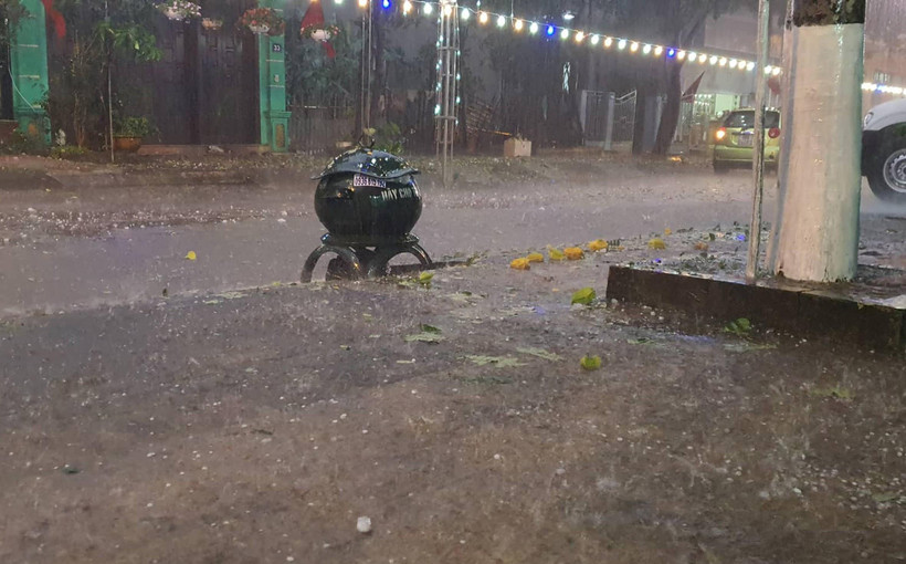 Mưa đá ở Ninh Bình. (Ảnh: Đức Phương/TTXVN)