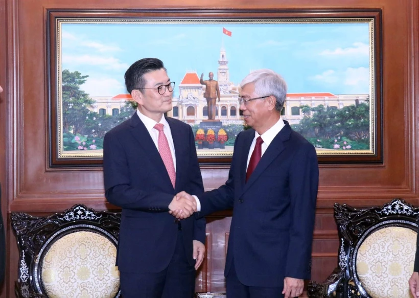 Ông Võ Văn Hoan (phải) - Phó Chủ tịch Ủy ban Nhân dân Thành phố Hồ Chí Minh tiếp ông Jeong-Kee Kim, Giám đốc Điều hành CityNet. (Ảnh: Xuân Khu/TTXVN)