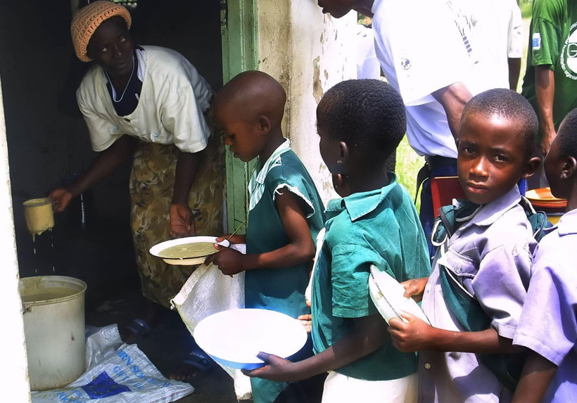 Ảnh tư liệu: Trẻ em xếp hàng nhận cháo cứu trợ tại Harare, Zimbabwe. (Nguồn: AFP/TTXVN)