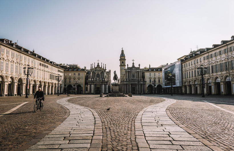 Cảnh vắng vẻ trên Quảng trường ở Turin, Italy do dịch COVID-19, ngày 4/4/2020. (Nguồn: THX/TTXVN)