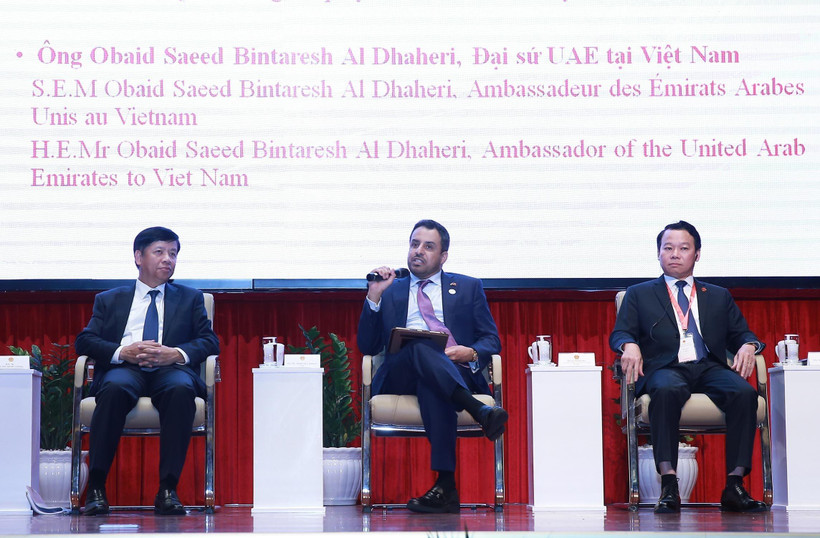 Đại sứ Các tiểu vương quốc Arab thống nhất (UAE) tại Việt Nam Obaid Saeed Bintaresh Al Dhaheri (giữa) phát biểu tham luận. (Ảnh: Lâm Khánh/TTXVN)