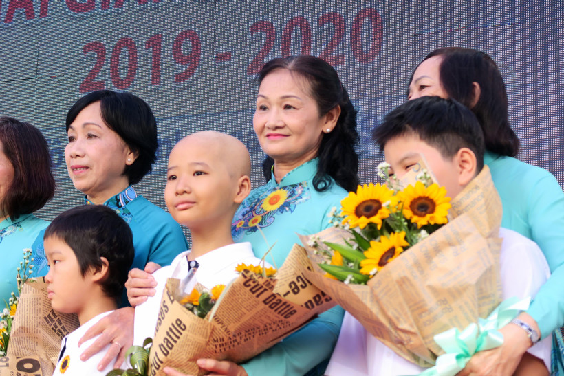 Niềm vui của các cô giáo và bệnh nhi trong ngày khai giảng năm học mới. (Ảnh: Đinh Hằng/TTXVN)