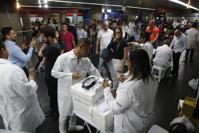 Tiêm vaccine phòng sởi cho người dân. (Nguồn: AFP/TTXVN)