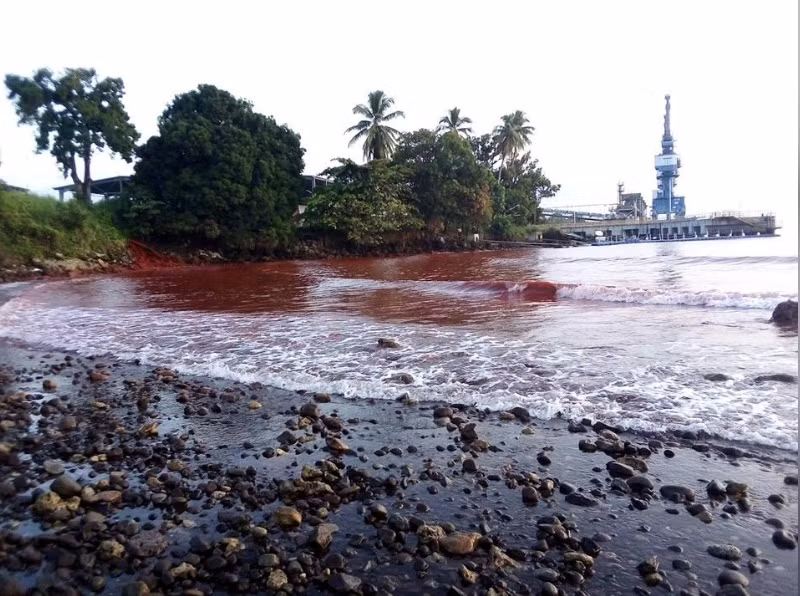 Bùn tràn gây ô nhiễm ở tỉnh Madang, Papua New Guinea, làm nhuộm đỏ nước biển và khu vực ven bờ. (Nguồn: google)