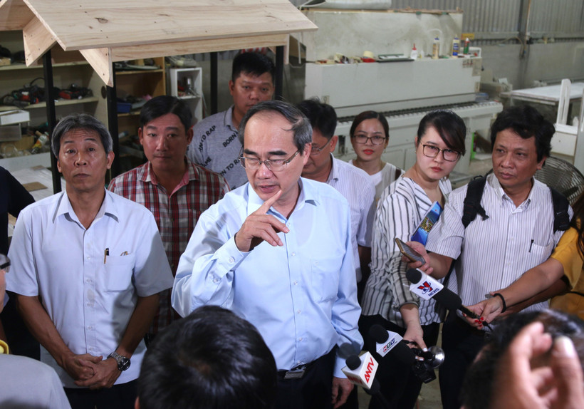 Bí thư Thành ủy Thành phố Hồ Chí Minh Nguyễn Thiện Nhân kiểm tra công trình xây dựng không phép tại phường Hiệp Bình Chánh, quận Thủ Đức. (Ảnh: Trần Xuân Tình/TTXVN)