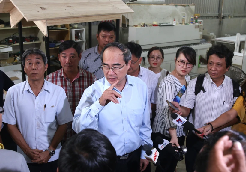 Bí thư Thành ủy Thành phố Hồ Chí Minh Nguyễn Thiện Nhân kiểm tra công trình xây dựng không phép tại phường Hiệp Bình Chánh, quận Thủ Đức. (Ảnh: Trần Xuân Tình/TTXVN)