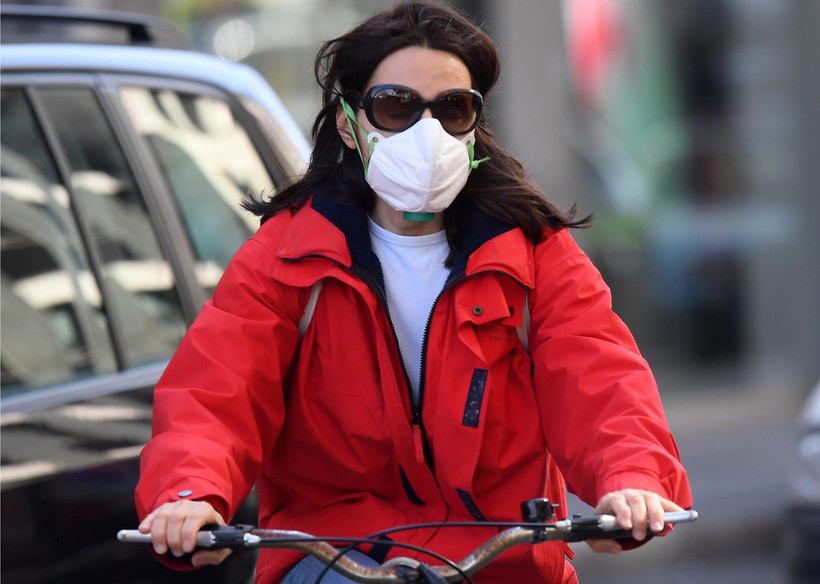 Người dân đeo khẩu trang phòng dịch COVID-19 tại Milan, Italy ngày 24/2/2020. (Nguồn: THX/TTXVN)