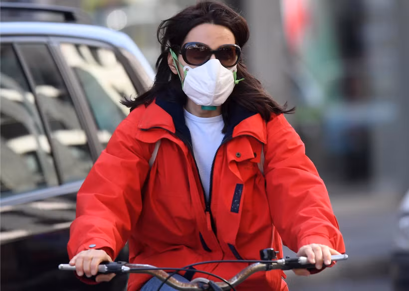 Người dân đeo khẩu trang phòng dịch COVID-19 tại Milan, Italy ngày 24/2/2020. (Nguồn: THX/TTXVN)