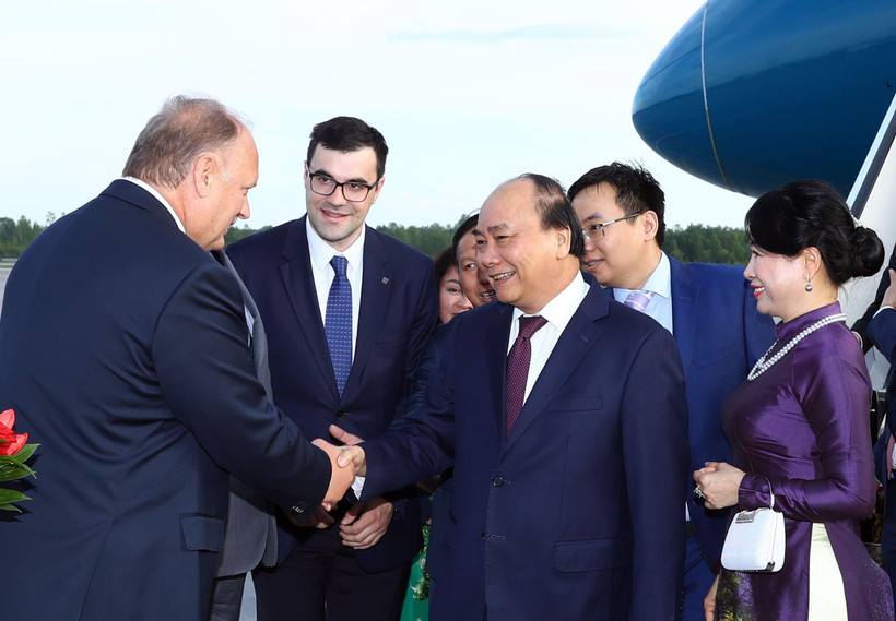 Lễ đón Thủ tướng Nguyễn Xuân Phúc và Phu nhân tại sân bay Pulkovo 1. (Ảnh: Thống Nhất/TTXVN)