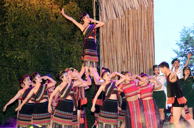 Tiết mục văn nghệ trong chương trình ''Xuân Biên phòng ấm lòng dân bản.'' (Ảnh: Trọng Đức/TTXVN)