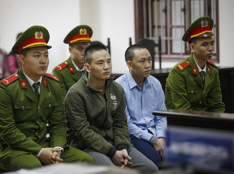 Hai bị cáo Sùng A Phà (sinh năm 1992) và Vàng A Váu (bên trái, sinh năm 1995). (Ảnh: Trọng Đạt/TTXVN)