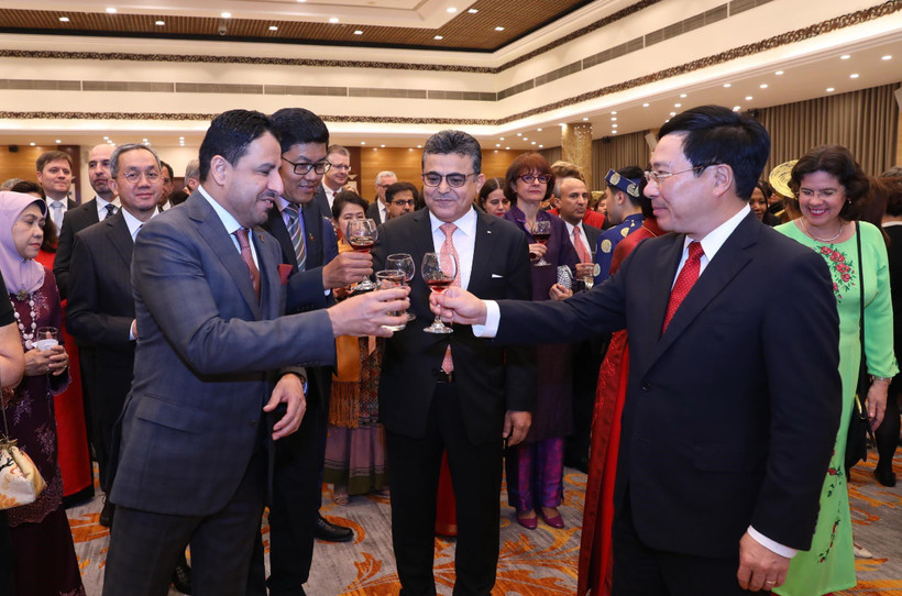 Phó Thủ tướng, Bộ trưởng Bộ Ngoại giao Phạm Bình Minh chúc mừng năm mới các đại biểu. (Ảnh: Lâm Khánh/TTXVN) 