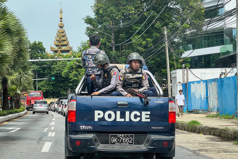 Cảnh sát tuần tra trên đường phố tại Yangon (Myanmar), ngày 19/7/2023. (Ảnh: AFP/TTXVN)