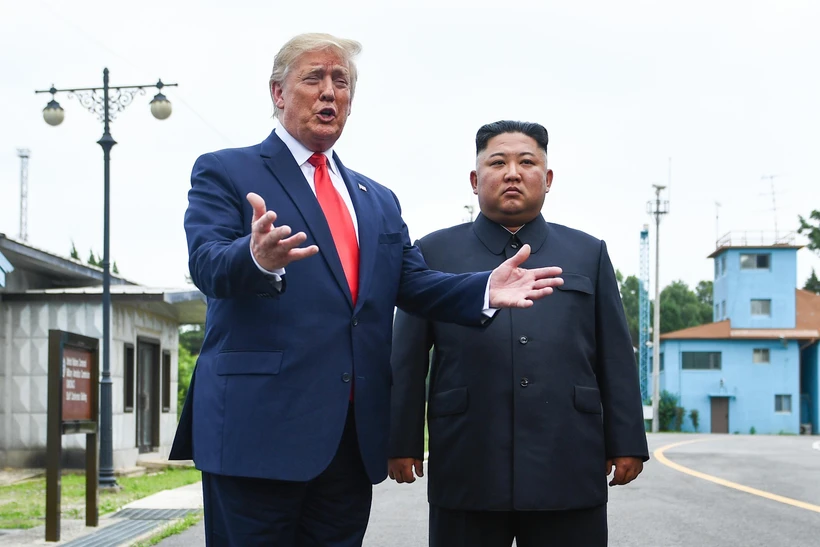 Tổng thống Mỹ Donald Trump (trái) và nhà lãnh đạo Triều Tiên Kim Jong-un trong cuộc gặp ở làng đình chiến Panmunjom tại Khu phi quân sự (DMZ) chiều 30/6/2019. (Nguồn: AFP/TTXVN)