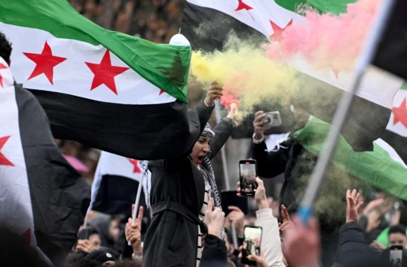 Người Syria ở Berlin ăn mừng sự sụp đổ của Tổng thống Bashar al-Assad. (Nguồn: AFP/France 24)