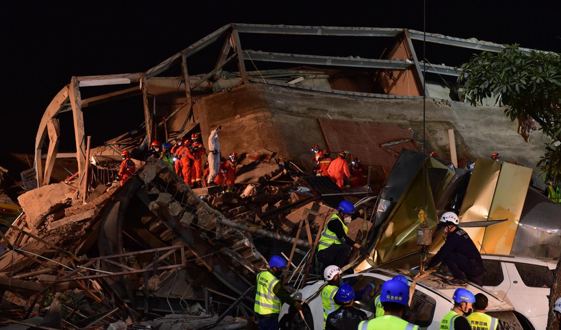 Nhân viên cứu hộ tìm kiếm các nạn nhân trong vụ sập khách sạn ở Tuyền Châu, tỉnh Phúc kiến, Trung Quốc, ngày 8/3. (Nguồn: THX/TTXVN)