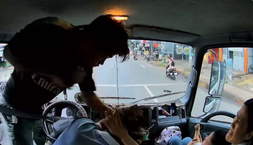 Hình ảnh trong đoạn clip ghi lại cảnh nam tài xế bị đánh đập khi đang chờ đèn đỏ trên đường ĐT 741, đoạn qua xã Tiến Hưng, thành phố Đồng Xoài (Bình Phước). (Ảnh: TTXVN phát)