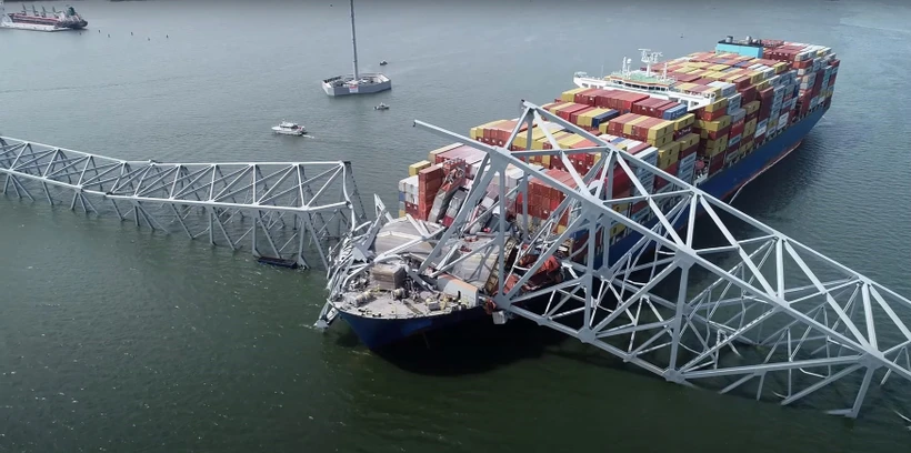 Tàu container Dali treo cờ Singapore đâm sập cầu Francis Scott Key ở thành phố Baltimore, bang Maryland (Mỹ), ngày 26/3/2024. (Ảnh: AFP/TTXVN)