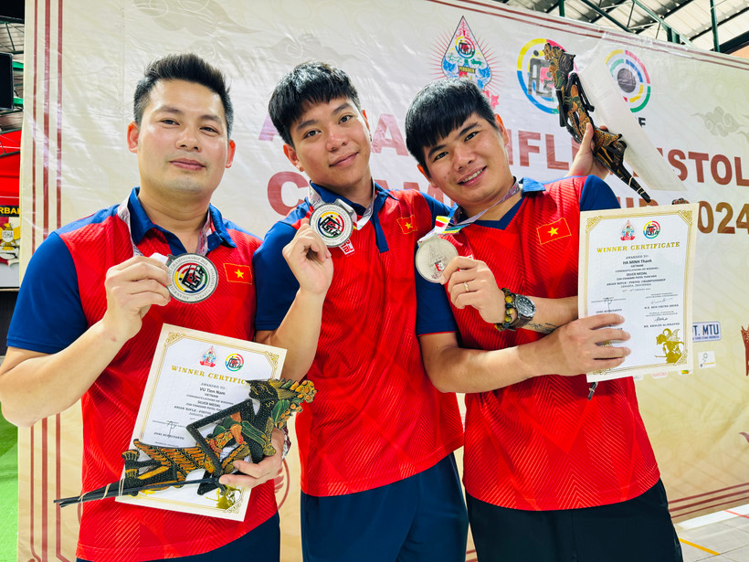 Các xạ thủ Việt Nam giành thêm Huy chương Bạc tại Giải Bắn súng Vô địch châu Á 2024. (Ảnh: Đỗ Quyên/PV TTXVN tại Indonesia)