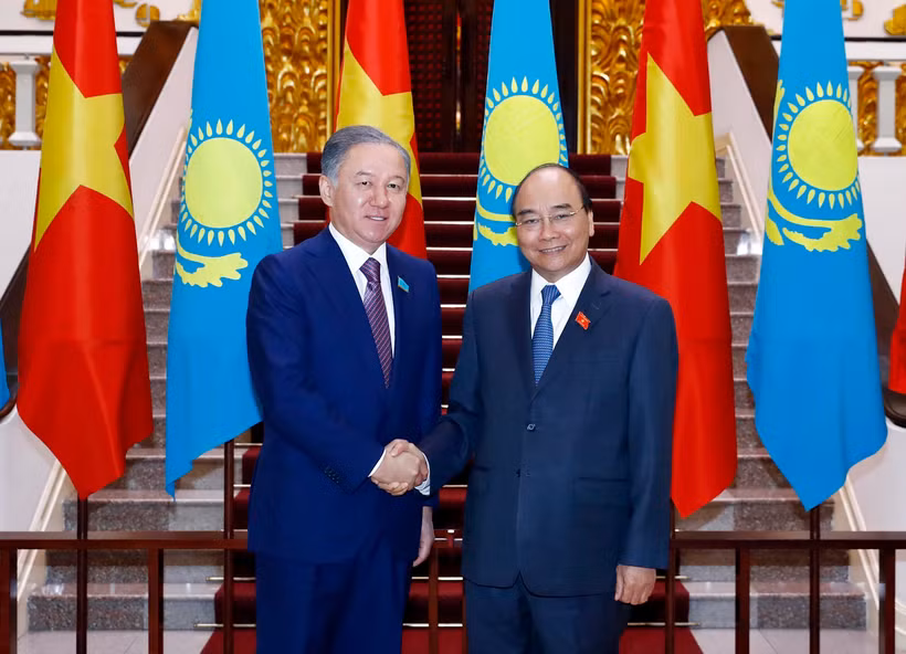 Thủ tướng Nguyễn Xuân Phúc tiếp Ngài Nurlan Nigmatulin, Chủ tịch Hạ viện Cộng hòa Kazakhstan đang thăm chính thức Việt Nam. (Ảnh: Thống Nhất/TTXVN)