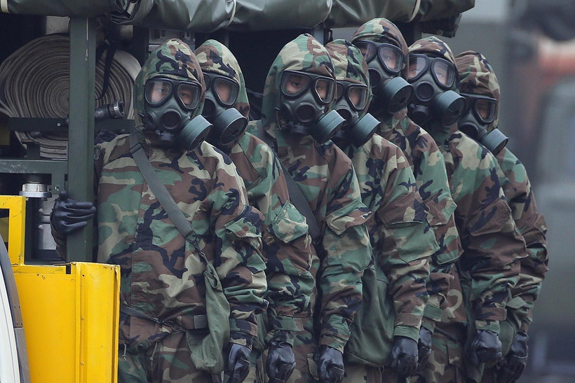 Lực lượng quan trắc cơ động đến hiện trường thực hiện nhiệm vụ. (Ảnh: Dương Giang/TTXVN)