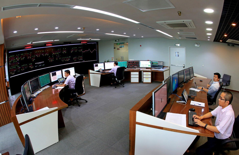 Ca trực vận hành hệ thống điện toàn quốc tại Trung tâm Điều độ Hệ thống điện Quốc gia. (Ảnh: Ngọc Hà/TTXVN)