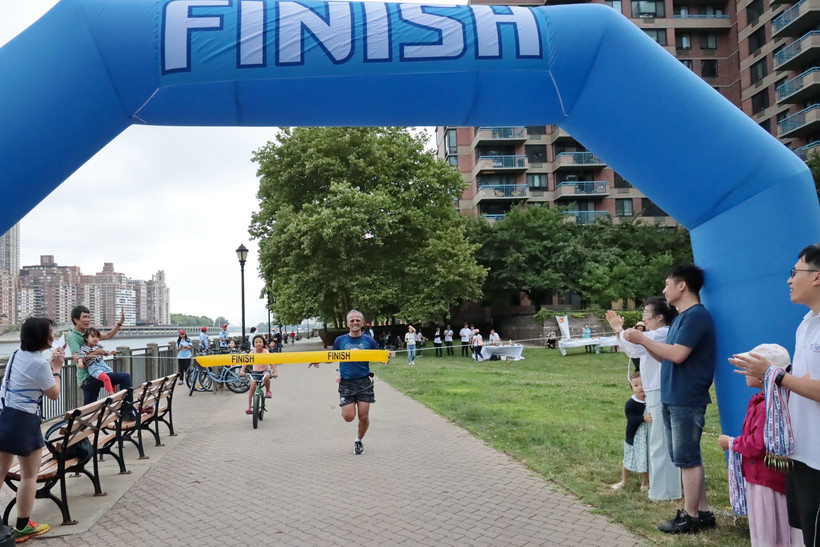 Đại sứ Singapore về nhất nội dung dành cho nam. (Ảnh: Thanh Tuấn/TTXVN)