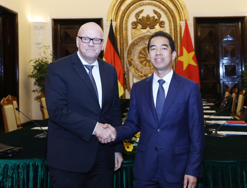 Thứ trưởng Bộ Ngoại giao Tô Anh Dũng với Quốc Vụ khanh đặc trách khu vực châu Á-Thái Bình Dương, Bộ Ngoại giao Cộng hòa Liên bang Đức Andreas Michaelis. (Ảnh: Lâm Khánh/TTXVN)