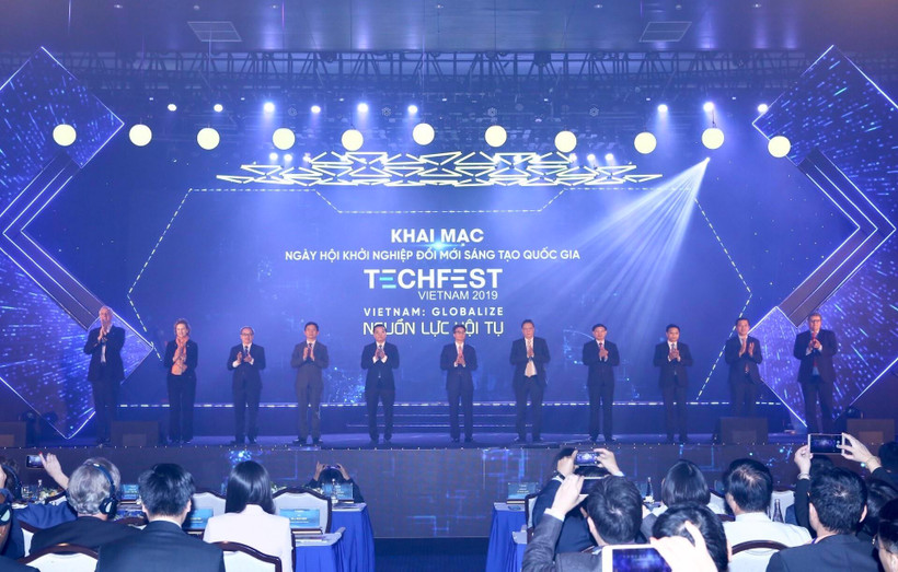 Phó Thủ tướng Vũ Đức Đam và các đại biểu thực hiện nghi thức khai mạc Techfest 2019. (Ảnh: Minh Quyết/TTXVN)