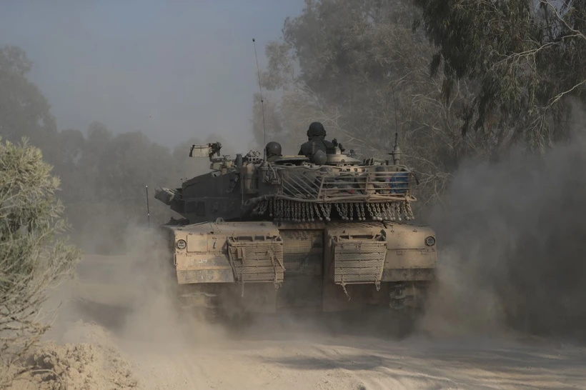 Xe tăng quân sự Israel được triển khai gần biên giới với Dải Gaza, miền Nam Israel, ngày 7/4/2024. (Ảnh: THX/TTXVN)
