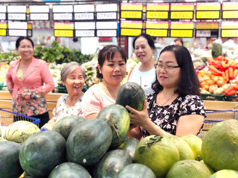 Người tiêu dùng hưởng ứng mua dưa hấu hỗ trợ người nông dân. (Nguồn: TTXVN phát)