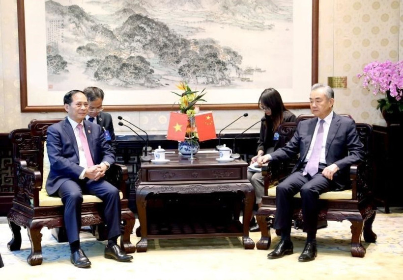 Bộ trưởng Ngoại giao Bùi Thanh Sơn hội kiến với Bộ trưởng Ngoại giao Trung Quốc Vương Nghị. (Ảnh: TTXVN phát)