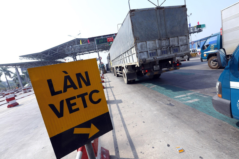 Nhà đầu tư BOT Hà Nội-Bắc Giang đã triển khai biển báo chỉ dẫn, sơn kẻ vạch hướng dẫn xe dán thẻ đi đúng làn thu phí tự động. (Ảnh: Huy Hùng/TTXVN)