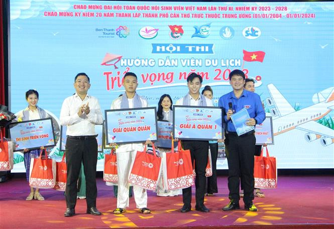 Ban Tổ chức trao Giải Quán quân và Á quân 1 lần lượt cho hai thí sinh Trần Gia Khang (Cao đẳng Du lịch Cần Thơ) và Trần Da Đam (Đại học Nam Cần Thơ). (Ảnh: Trung Kiên/TTXVN)