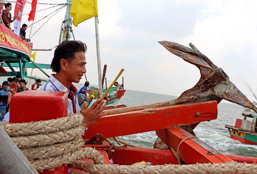 Ngư dân bày tỏ lòng thành, mong ước những chuyến đi biển sắp tới đều mưa thuận gió hòa. (Ảnh minh họa: Huỳnh Anh/TTXVN)