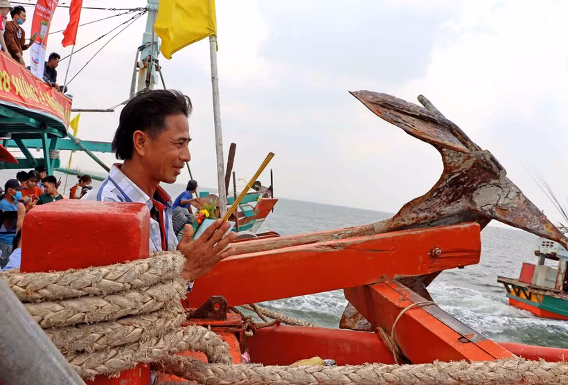 Ngư dân bày tỏ lòng thành, mong ước những chuyến đi biển sắp tới đều mưa thuận gió hòa. (Ảnh minh họa: Huỳnh Anh/TTXVN)