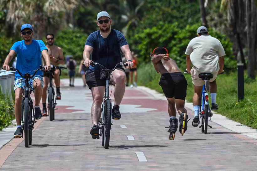 Người dân tập thể dục tại Miami (Mỹ), ngày 16/7/2023. (Ảnh: AFP/TTXVN)