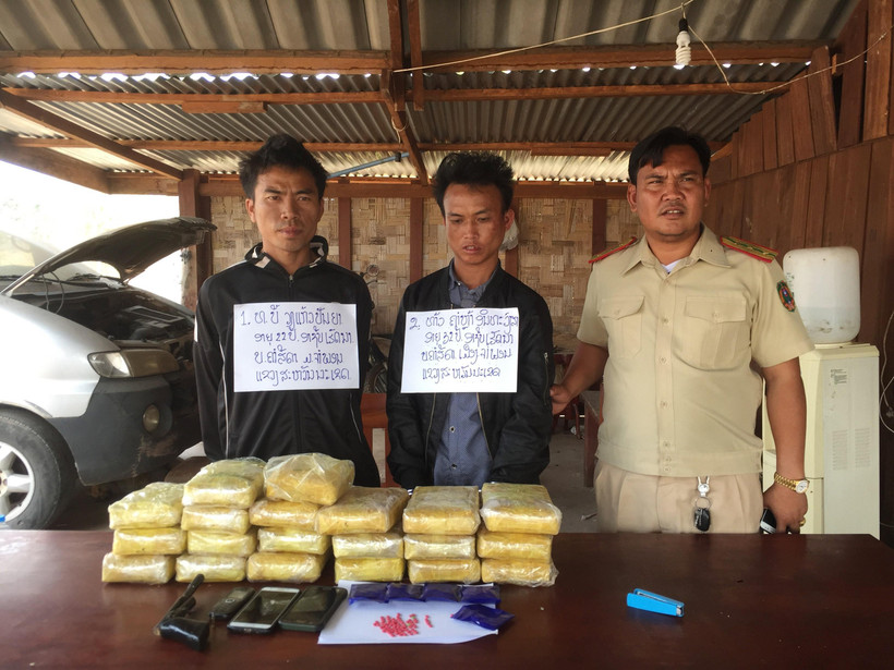 Hai đối tượng cùng tang vật tại cơ quan điều tra. (Ảnh: Thanh Thủy/TTXVN)