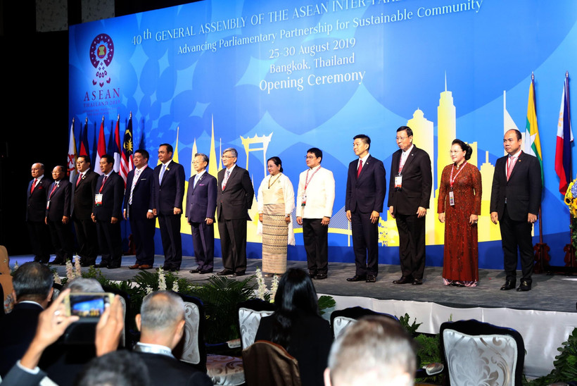 Chủ tịch Quốc hội Nguyễn Thị Kim Ngân và các trưởng đoàn chụp ảnh chung tại lễ khai mạc. (Ảnh: Trọng Đức/TTXVN)