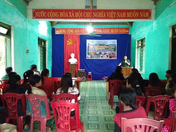 Đồn Biên phòng Cà Xèng (Quảng Bình) tuyên truyền Luật Phòng Chống Mua bán Người cho chị em phụ nữ người Rục. (Nguồn: Bộ Lao động-Thương binh và Xã hội)