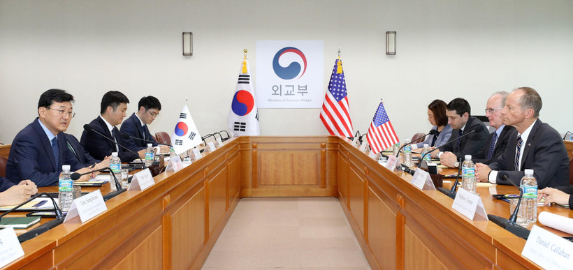 Trong ảnh: Trợ lý Ngoại trưởng Mỹ phụ trách khu vực Đông Á và Thái Bình Dương David Stilwell (phải) và Thứ trưởng Ngoại giao Hàn Quốc Yoon Soon-gu (trái) tại cuộc gặp ở Seoul ngày 17/7/2019. (Nguồn: Yonhap/TTXVN)