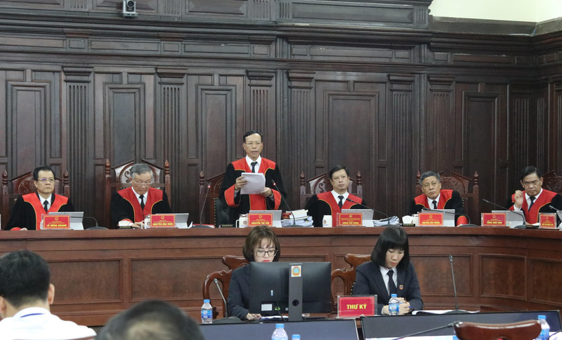 Phó Chánh án Tòa án Nhân dân Tối cao Nguyễn Trí Tuệ thay mặt Hội đồng Thẩm phán công bố phán quyết giám đốc thẩm về vụ án Hồ Duy Hải. (Ảnh: Dương Giang/TTXVN)