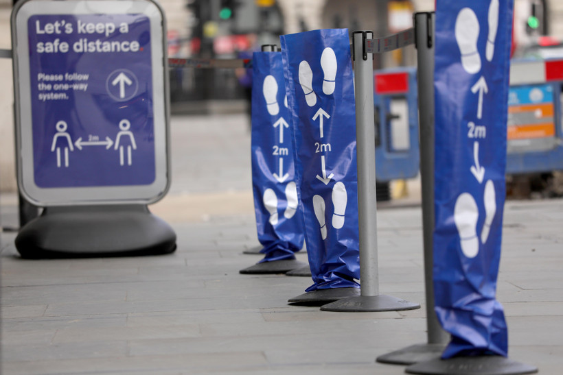 Biển ghi giãn cách xã hội để phòng lây nhiễm COVID-19 tại London, Anh, ngày 8/4/2020. (Nguồn: AFP/TTXVN)