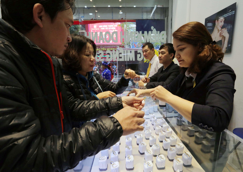 Khách hàng giao dịch tại Công ty vàng Phú Quý, phố Trần Nhân Tông (Hà Nội). (Ảnh: Trần Việt/TTXVN)