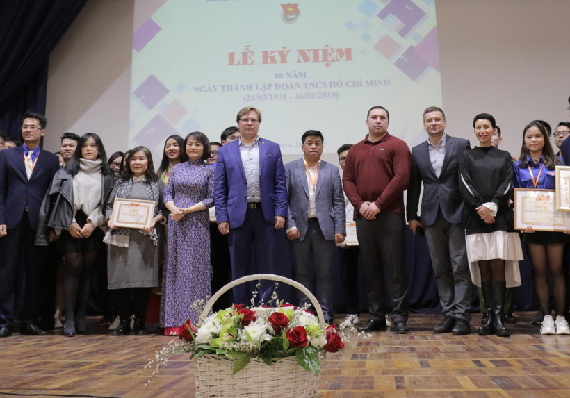 Các đoàn viên thanh niên được trao tặng bằng khen chụp ảnh cùng các vị khách. (Ảnh: Hồng Quân/TTXVN)