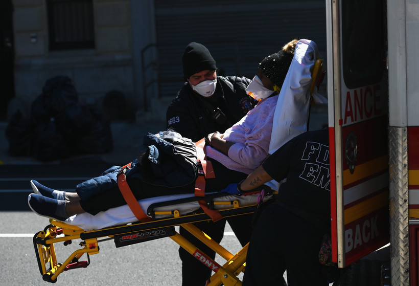 Chuyển bệnh nhân nhiễm COVID-19 từ xe cứu thương vào bệnh viện Brooklyn ở New York, Mỹ ngày 27/3/2020. (Nguồn: AFP/TTXVN)