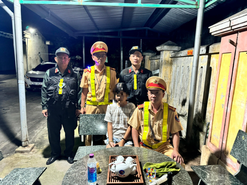 Lực lượng Cảnh sát Giao thông Công an tỉnh Quảng Ngãi giải cứu thành công cháu bé bị dụ dỗ vào Thành phố Hồ Chí Minh. (Nguồn: Dân Trí)