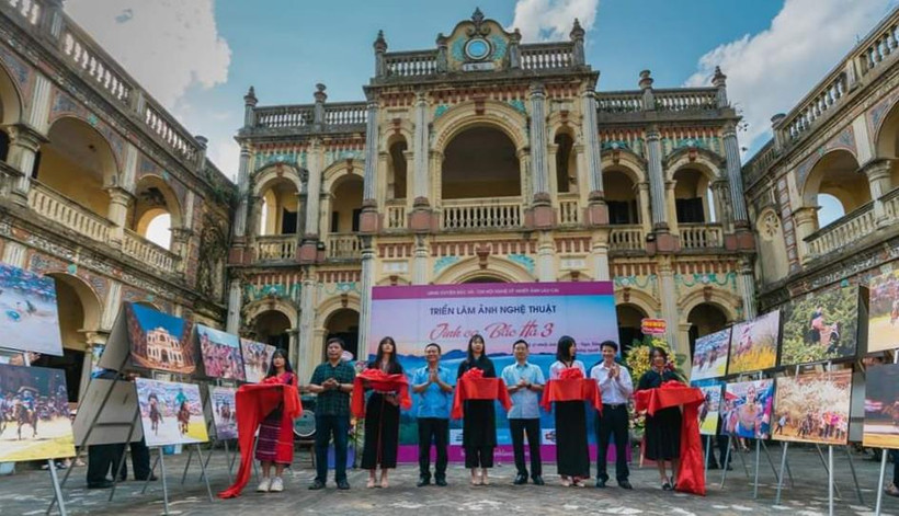Các đại biểu cắt băng khai mạc triển lãm ảnh Tình ca Bắc Hà 3.